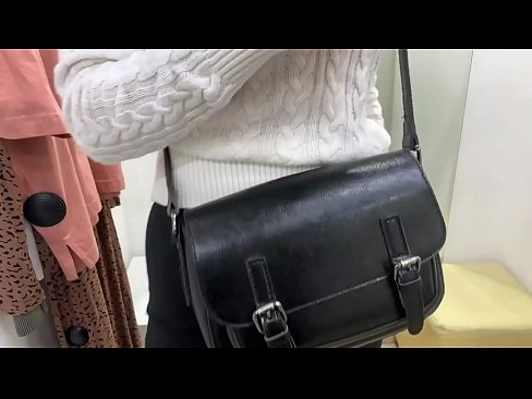 ❤️ Vieša jaunos kalės FeralBerry masturbacija su dildo aprangos kambaryje ❤️ Porno prie mūsų