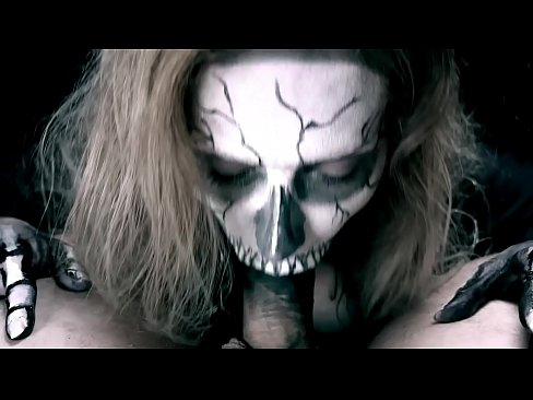 ❤️ Demoniška mergina čiulpia varpą savo juoda burna ir ryja spermą. ❤️ Porno prie mūsų