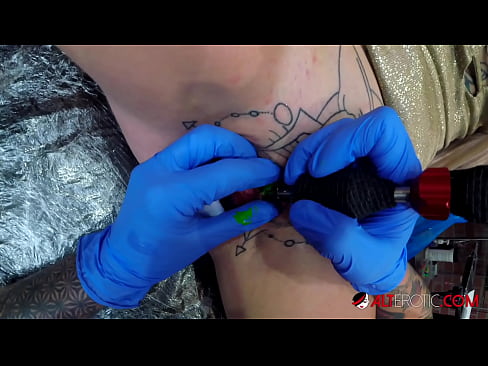 ❤️ Itin tatuiruota karšta Sully Savage gavo tatuiruotę ant savo klitorio ❤️ Porno prie mūsų